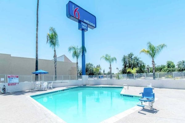 Foto van 1 Queensize Bed | Mobiliteit Toegang Ri Shwr Ns - Vakantiehuis in Bakersfield - Pool