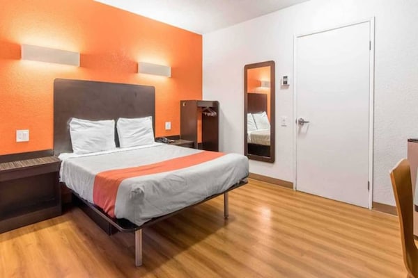 Foto van 1 Queensize Bed | Mobiliteit Toegang Ri Shwr Ns - Vakantiehuis in Bakersfield - BedRoom