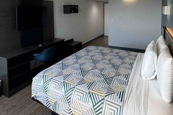 Foto van 1 kingsize bed | Badkuip met mobiele toegang Nsmk Micfridg - BedRoom