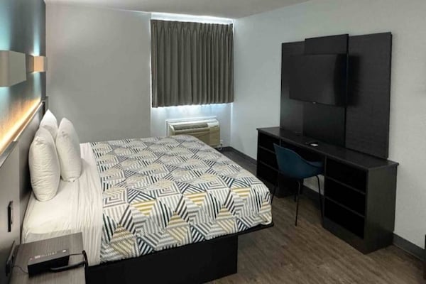 Foto van 1 kingsize bed | Badkuip met mobiele toegang Nsmk Micfridg - BedRoom