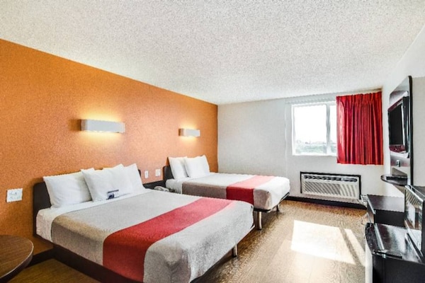 Foto van 2 tweepersoonsbedden (queensize) | Niet-roken, koelkast (Micfridge) - BedRoom