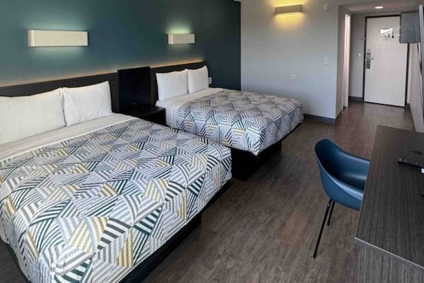 Foto van 2 tweepersoonsbedden (queensize) | Niet-roken, koelkast (Micfridge) - BedRoom
