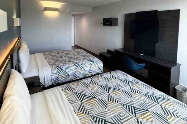 Foto van 2 tweepersoonsbedden (queensize) | Niet-roken, koelkast (Micfridge) - BedRoom