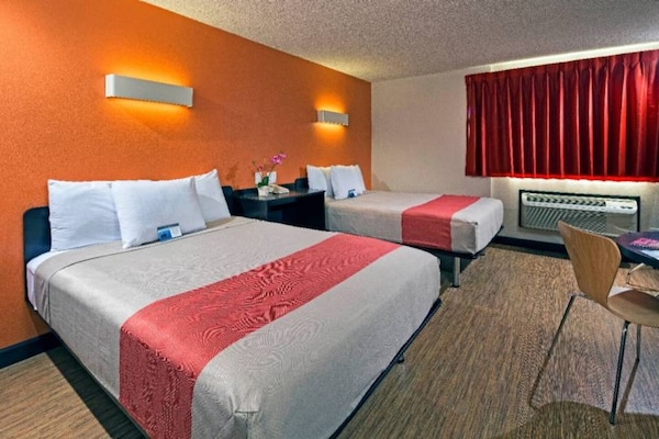 Foto van 2 tweepersoonsbedden (queensize) | Niet-roken, koelkast (Micfridge) - BedRoom
