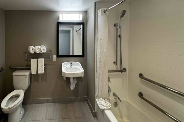 Foto van 2 tweepersoonsbedden (queensize) | Niet-roken, koelkast (Micfridge) - BathRoom