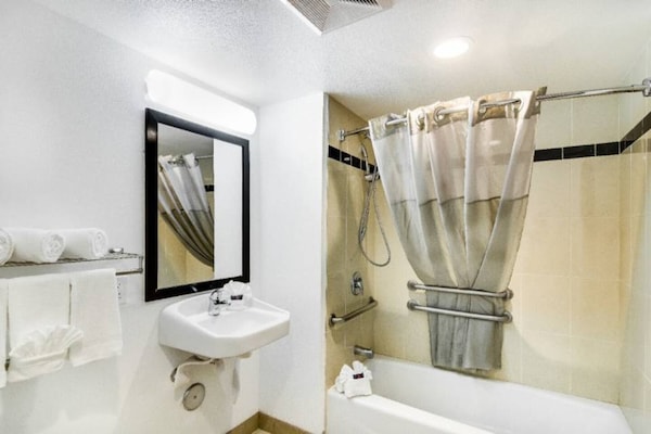 Foto van 2 tweepersoonsbedden (queensize) | Niet-roken, koelkast (Micfridge) - Facilities