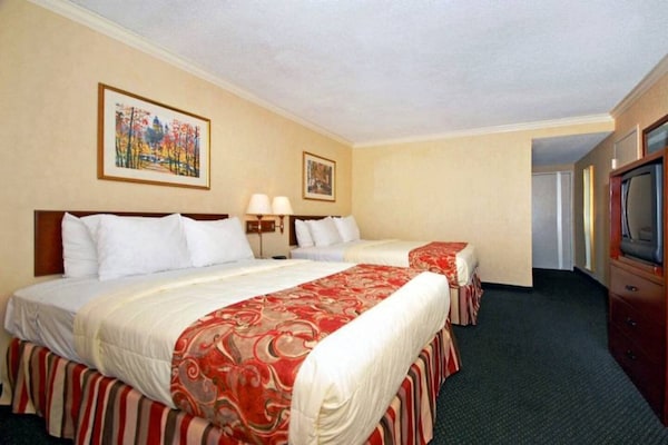 Foto van 2 tweepersoonsbedden (queensize) | Niet-roken, koelkast (Micfridge) - BedRoom