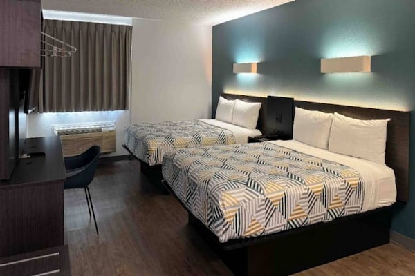 Foto van 2 tweepersoonsbedden (queensize) | Niet-roken, koelkast (Micfridge) - BedRoom