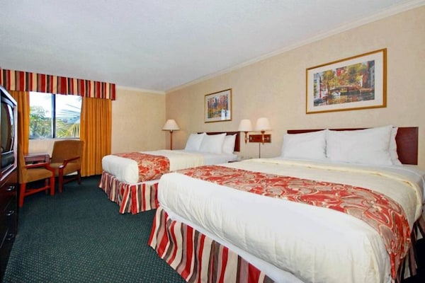 Foto van 2 tweepersoonsbedden (queensize) | Niet-roken, koelkast (Micfridge) - BedRoom