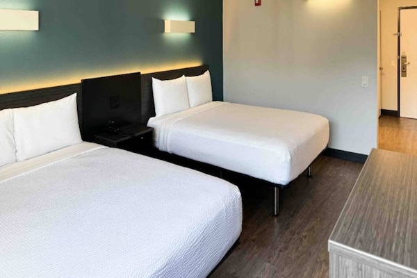 Foto van 2 tweepersoonsbedden (queensize) | Niet-roken, koelkast (Micfridge) - BedRoom