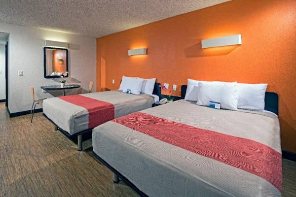 Foto van 2 queensize bedden | Badkuip met mobiele toegang Nsmk Micfridg - BedRoom