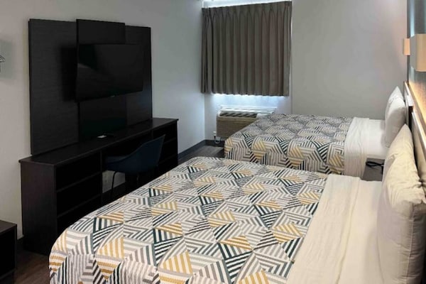 Foto van 2 queensize bedden | Badkuip met mobiele toegang Nsmk Micfridg - BedRoom