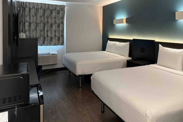 Foto van 2 queensize bedden | Badkuip met mobiele toegang Nsmk Micfridg - BedRoom