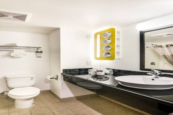 Foto van 2 queensize bedden | Badkuip met mobiele toegang Nsmk Micfridg - Facilities