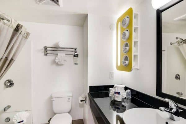 Foto van 2 queensize bedden | Badkuip met mobiele toegang Nsmk Micfridg - Facilities