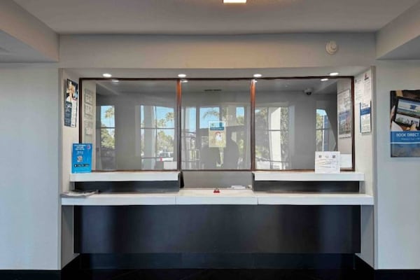 Foto van 2 queensize bedden | Badkuip met mobiele toegang Nsmk Micfridg - FloorPlan