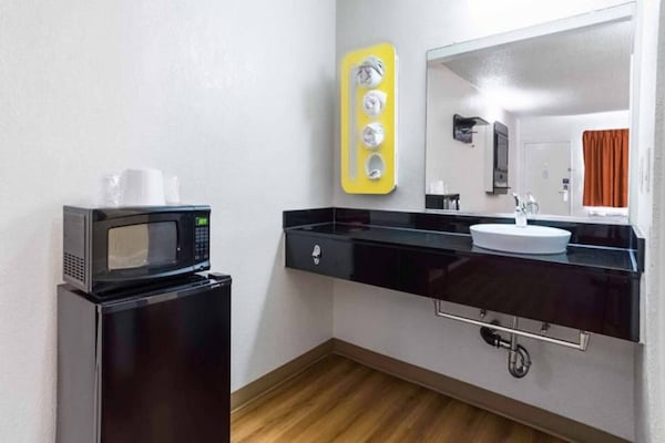 Foto van 2 tweepersoonsbedden (queensize) | Roken toegestaan - BathRoom