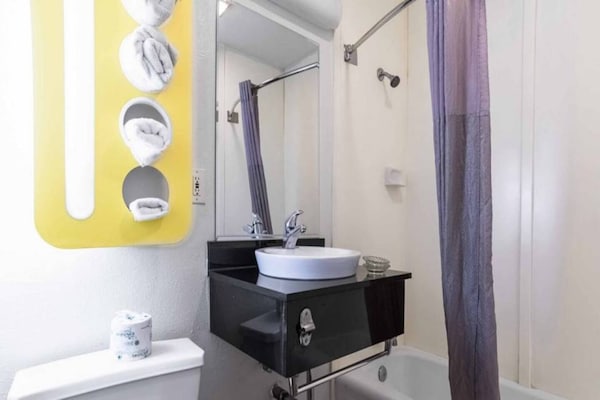 Foto van 2 tweepersoonsbedden (queensize) | Roken toegestaan - BathRoom