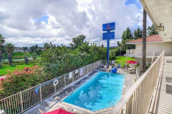 Foto van 1 tweepersoonsbed | Niet-roken - Vakantiehuis in Chino - Pool