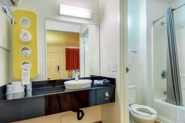 Foto van 1 tweepersoonsbed | Toegankelijk voor mindervaliden/badkuip - BathRoom