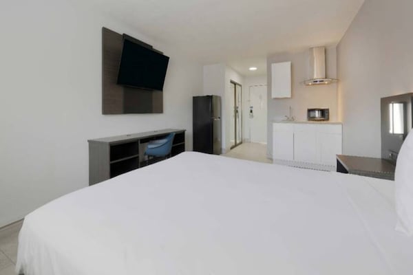 Foto van 1 tweepersoonsbed (queensize) | NSMK, bubbelbad, keuken, slaapbank - BedRoom