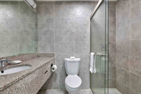 Foto van 1 tweepersoonsbed (queensize) | NSMK, bubbelbad, keuken, slaapbank - BathRoom