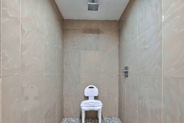 Foto van 1 tweepersoonsbed (queensize) | NSMK, bubbelbad, keuken, slaapbank - BathRoom