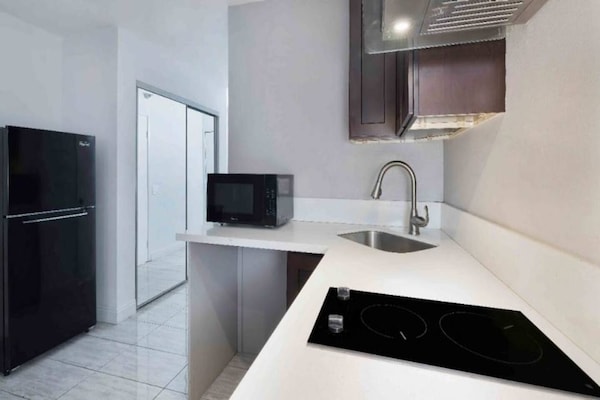 Foto van 1 tweepersoonsbed (queensize) | NSMK, bubbelbad, keuken, slaapbank - Kitchen