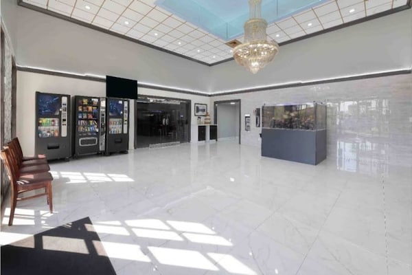 Foto van 1 tweepersoonsbed (queensize) | NSMK, bubbelbad, keuken, slaapbank - FloorPlan