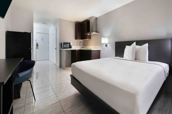 Foto van 1 tweepersoonsbed (queensize) | NSMK, bubbelbad, keuken, slaapbank - BedRoom