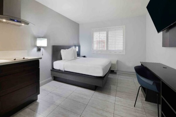Foto van 1 tweepersoonsbed (queensize) | Suite, rookvrij, koelkast - BedRoom