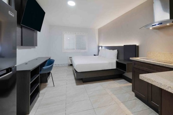 Foto van 1 tweepersoonsbed (queensize) | Suite, rookvrij, koelkast - BedRoom