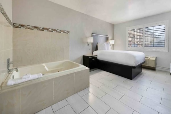 Foto van 1 tweepersoonsbed (queensize) | Suite, rookvrij, koelkast - BedRoom