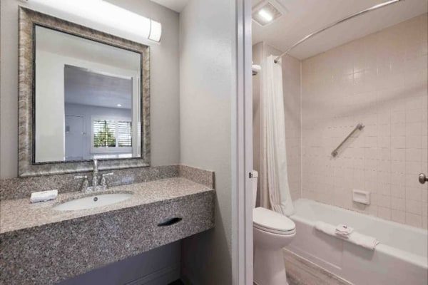 Foto van 1 tweepersoonsbed (queensize) | Suite, rookvrij, koelkast - BathRoom