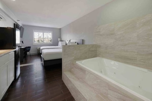 Foto van 1 tweepersoonsbed (queensize) | Suite, rookvrij, koelkast - BedRoom