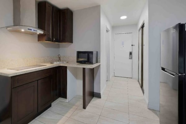 Foto van 1 tweepersoonsbed (queensize) | Suite, rookvrij, keuken - Kitchen