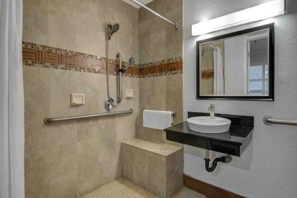 Foto van 2 tweepersoonsbedden | Suite, rookvrij, keuken - Vakantiehuis in Ontario - BathRoom