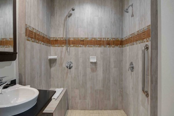 Foto van 2 tweepersoonsbedden | Suite, rookvrij, keuken - Vakantiehuis in Ontario - BathRoom