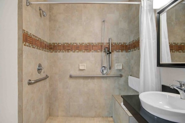 Foto van 2 tweepersoonsbedden | Suite, rookvrij, keuken - Vakantiehuis in Ontario - BathRoom