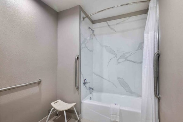 Foto van 1 kingsize bed | Rolstoeltoegankelijk bad, NSMK - Vakantiehuis in Lake-Charles - BathRoom