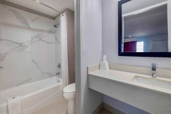 Foto van 1 kingsize bed | Rolstoeltoegankelijk bad, NSMK - Vakantiehuis in Lake-Charles - BathRoom