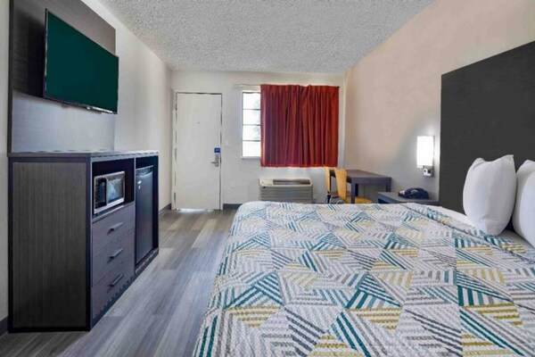 Foto van 1 kingsize bed | Rolstoeltoegankelijk bad, NSMK - Vakantiehuis in Lake-Charles - BedRoom