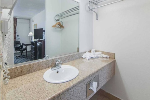 Foto van 2 tweepersoonsbedden | Rookoven | Koelkast - Vakantiehuis in Liberal KS - BathRoom