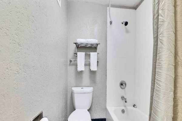 Foto van 1 tweepersoonsbed (Queensize) | Motel 6 Austin, TX - BathRoom