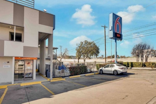 Foto van 1 tweepersoonsbed (Queensize) | Motel 6 Austin, TX - ExteriorSummer