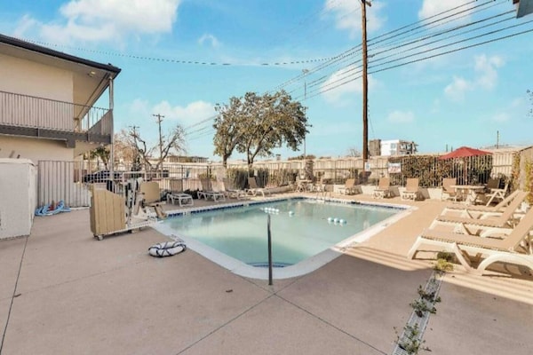 Foto van 1 tweepersoonsbed (Queensize) | Motel 6 Austin, TX - Pool