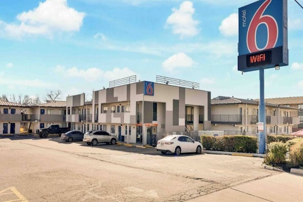 Foto van 1 tweepersoonsbed (Queensize) | Motel 6 Austin, TX - ExteriorSummer