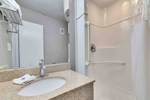 Foto van 1 tweepersoonsbed (queensize) | Minikoelkast - Vakantiehuis in Austin - BathRoom