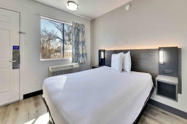 Foto van 1 tweepersoonsbed (queensize) | Minikoelkast - Vakantiehuis in Austin - BedRoom
