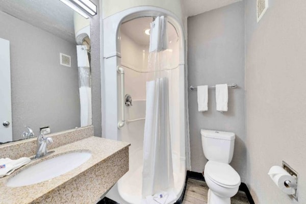 Foto van 2 tweepersoonsbedden | Minikoelkast - Vakantiehuis in Austin - BathRoom